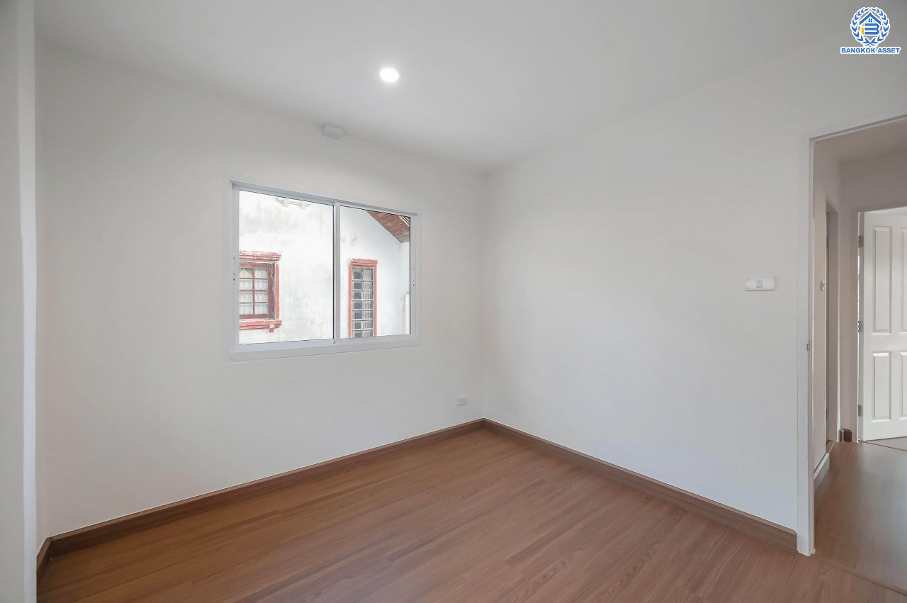 บ้านมือสองตกแต่งใหม่ โครงการ มณียา2 รัตนาธิเบศร์-ท่าอิฐ แบรนด์ Property Perfect หลังใหญ่ เนื้อที่ 50 ตร.ว. ฟังก์ชันครบ 3 ห้องนอน 2 ห้องน้ำ 1 ห้องอเนกประสงค์ 1 ที่จอดรถ บนทำเลเชื่อมต่อถนนรัตนาธิเบศร์ และถนนราชพฤกษ์ ใจกลาง 2 เซ็นทรัลฯ ใกล้รถไฟฟ้าสายสีม่วง "สถานีบางรักน้อยท่าอิฐ" และทางด่วน "งามวงศ์วาน"